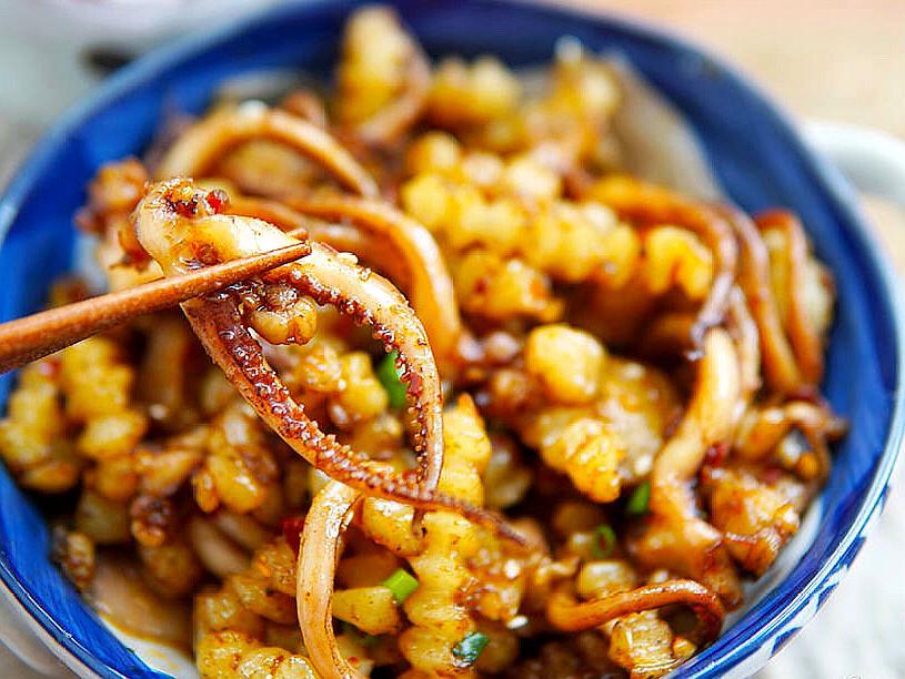 路边摊小吃鱿鱼炒土豆,香辣爽口,吃过一次就难以忘怀