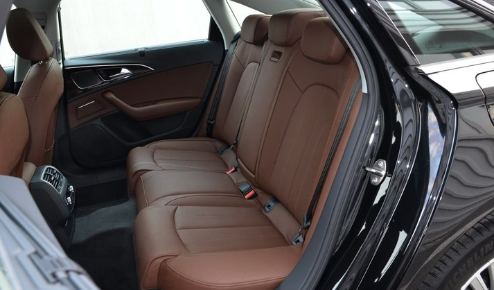 奥迪a6l e-tron的后排空间也是轻轻松松的,翘二郎腿完全没问题,后排3