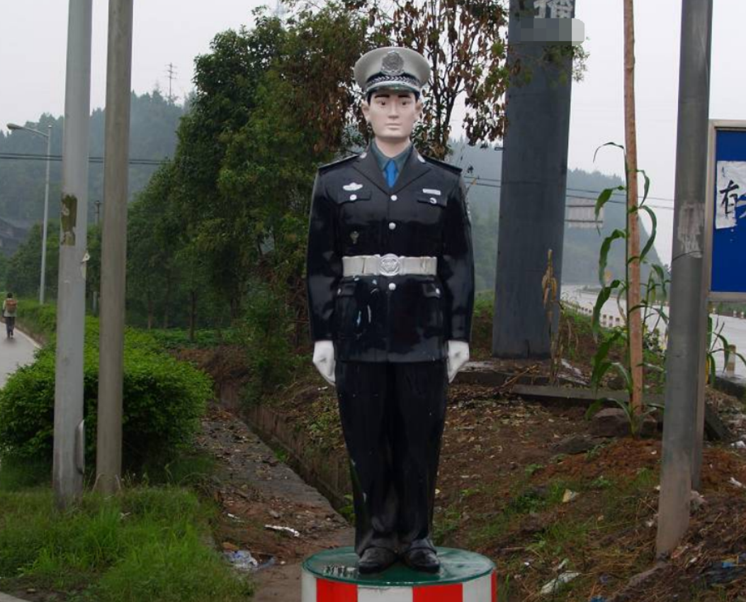 假人交警再升级!拿着摄像头拍违章,人是假的,摄像头是真的