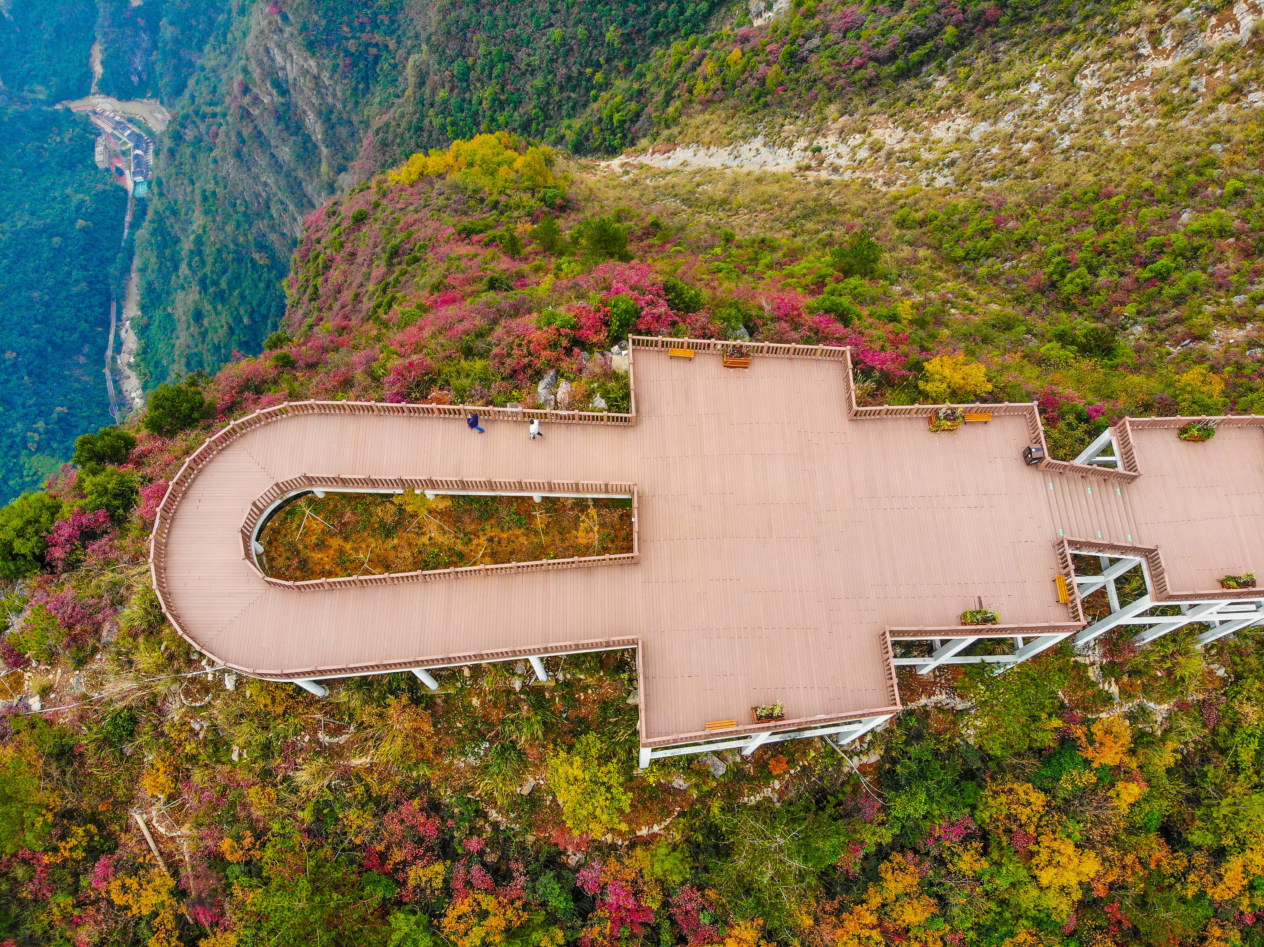 飞云台是整个神女景区最大的观景平台,即有群峰起伏的壮丽景色,又有