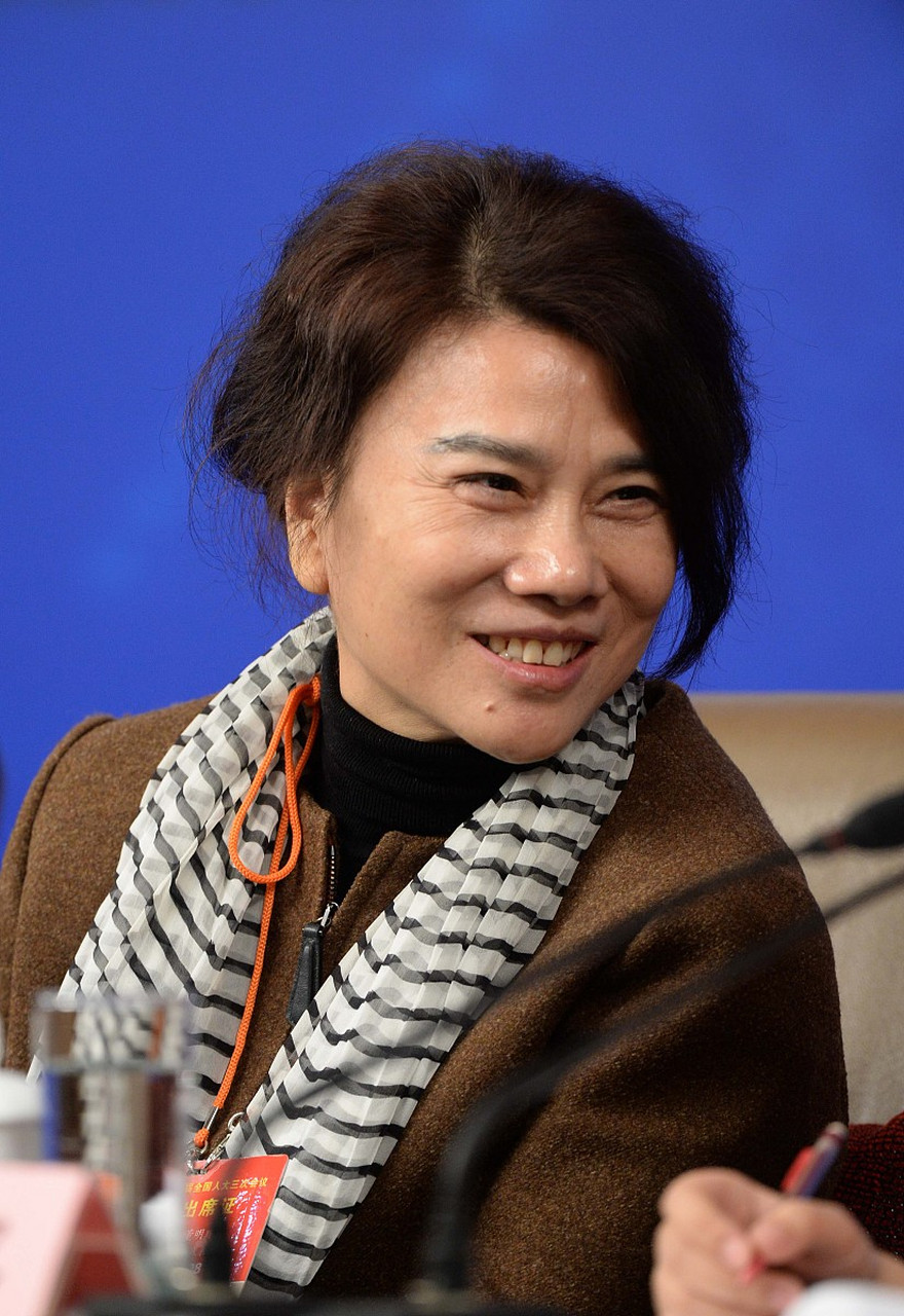 报道者杨澜前往董明珠的家进行采访,恰巧到了用餐时间,董明珠主动邀请