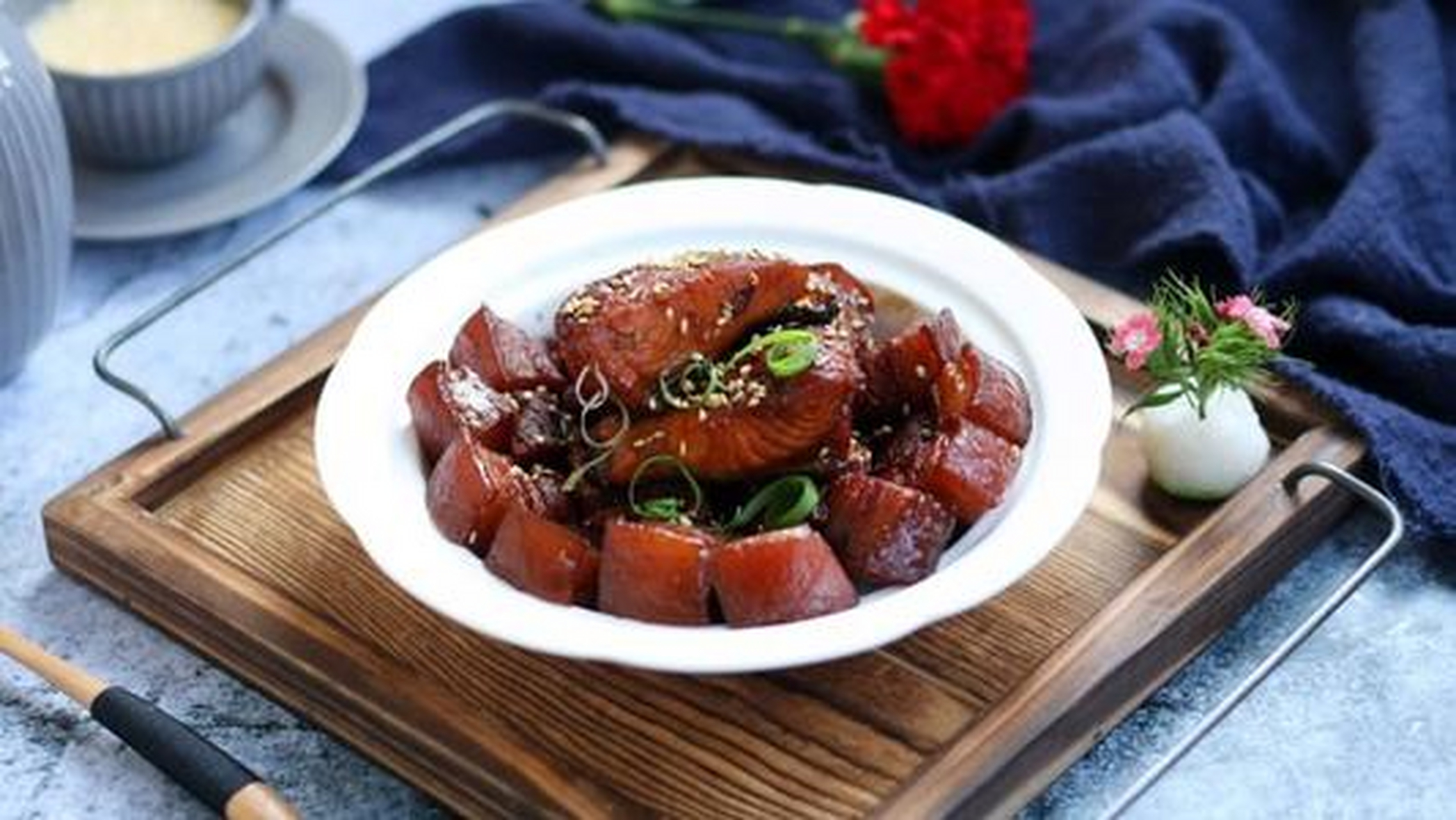 马哈鱼炖五花肉的由来:是过去渔民觉得清炖鱼清淡,加入猪肉后味道更加