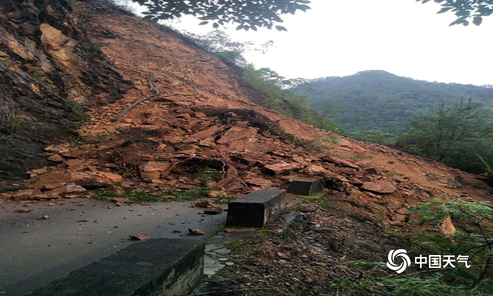 降雨不停灾情频现 福建漳平山体滑坡道路坍塌