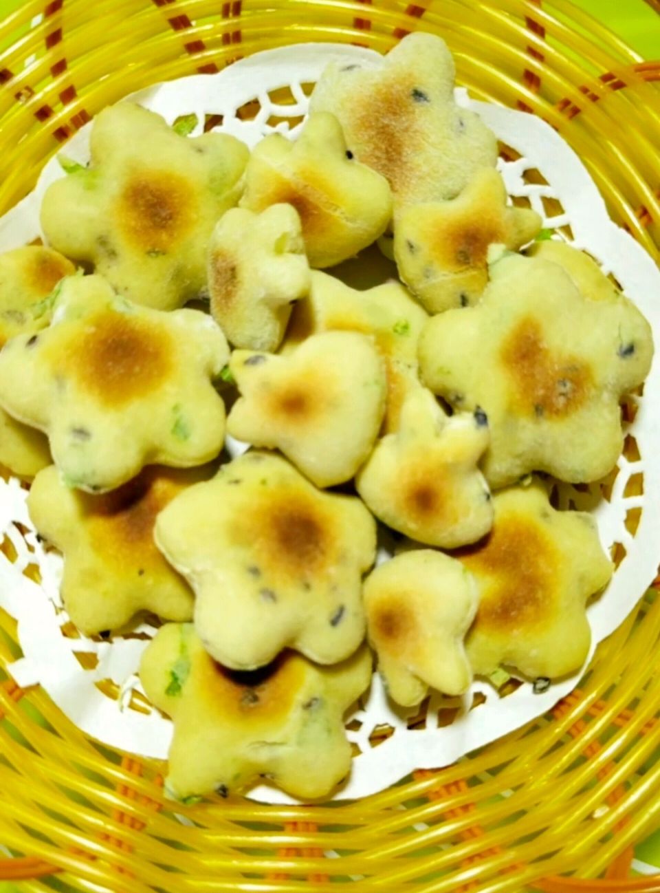 孩子喜欢的小零食,葱花小饼干的做法