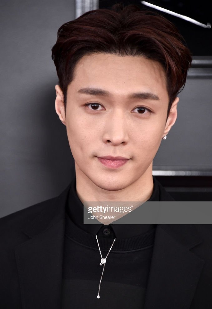 张艺兴出席格莱美红毯生图,颜值高皮肤状态好直接扛住了外网镜头