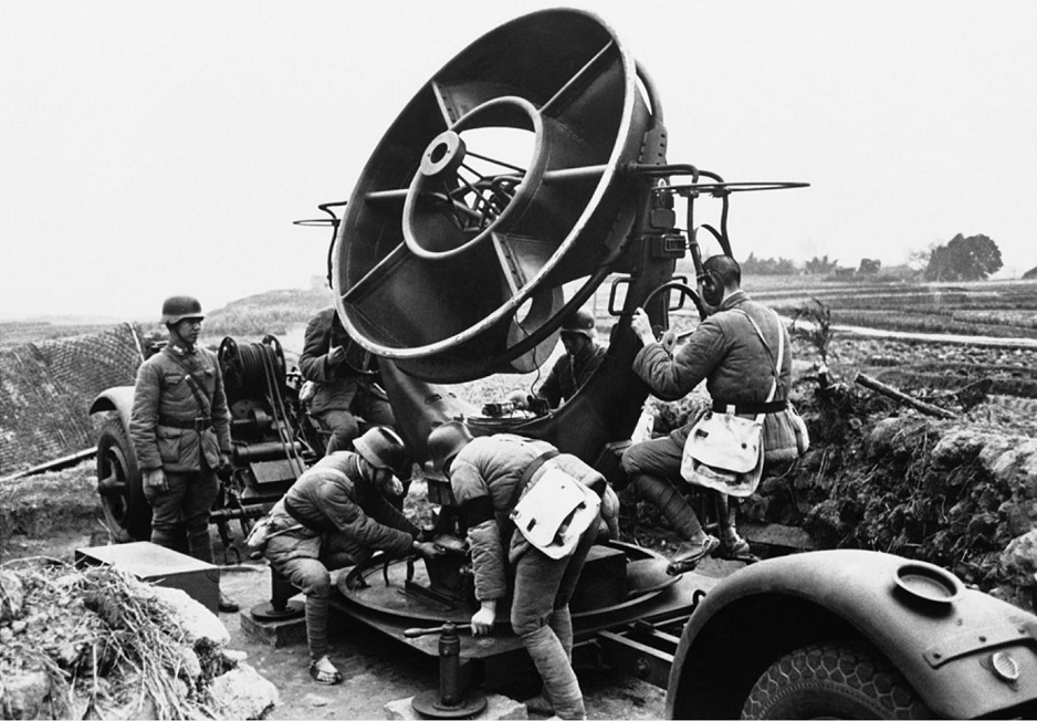 1941年5月2日,重庆市郊没,中国士兵操控声音探测器,引导3英寸高射炮