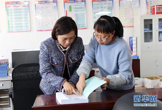 陈应兰出生在金沙江畔的奚家坪村,中专毕业后放弃城市生活,回到家乡