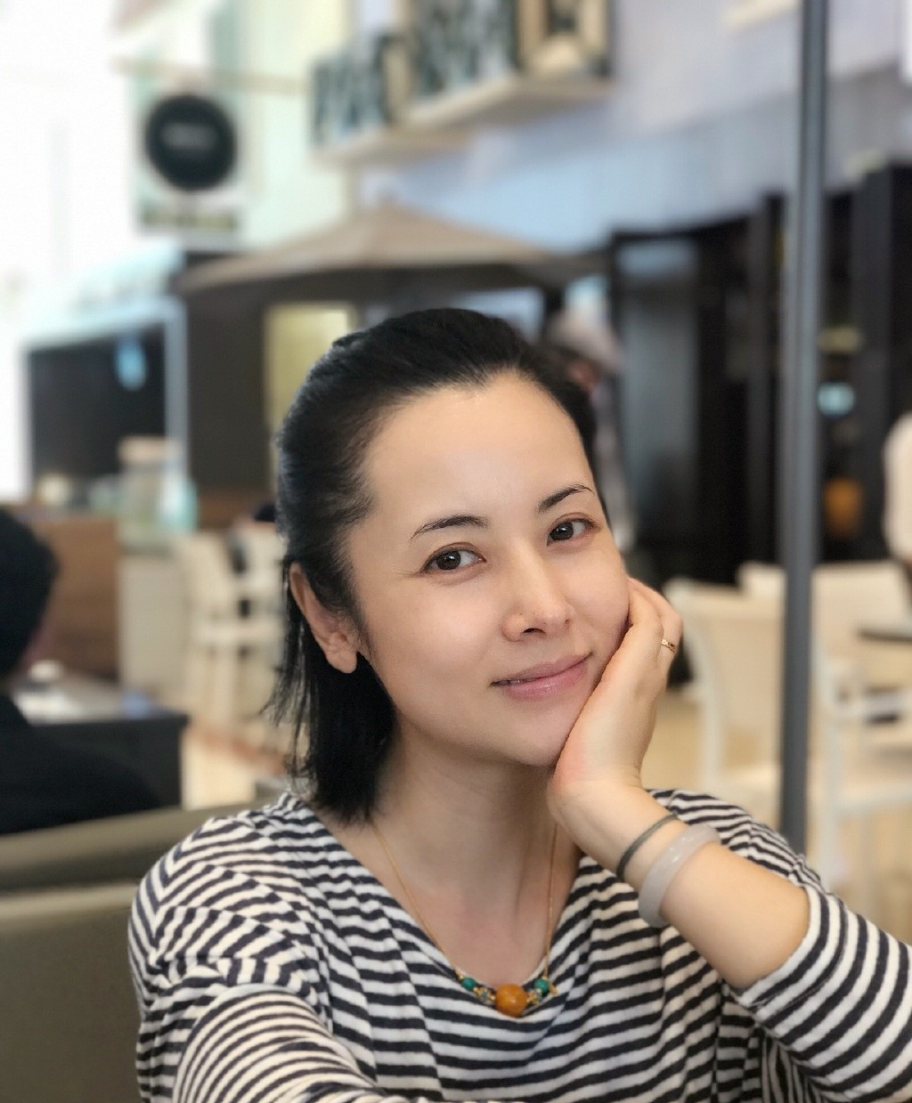 1996年参加第一部电视剧《秦家风波》,饰演秦宁宁;1997年在《新乱世