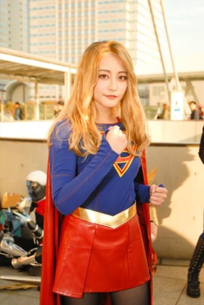女超人cos,网友:当超人还能穿恨天高吗?需要时能拿来当武器?