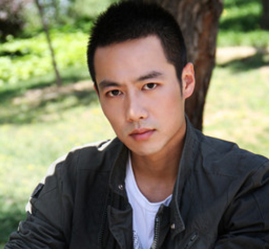 王戈 饰演的严得标一身的赌博绝技,鬼主意很多,在剧中的表现也是很好