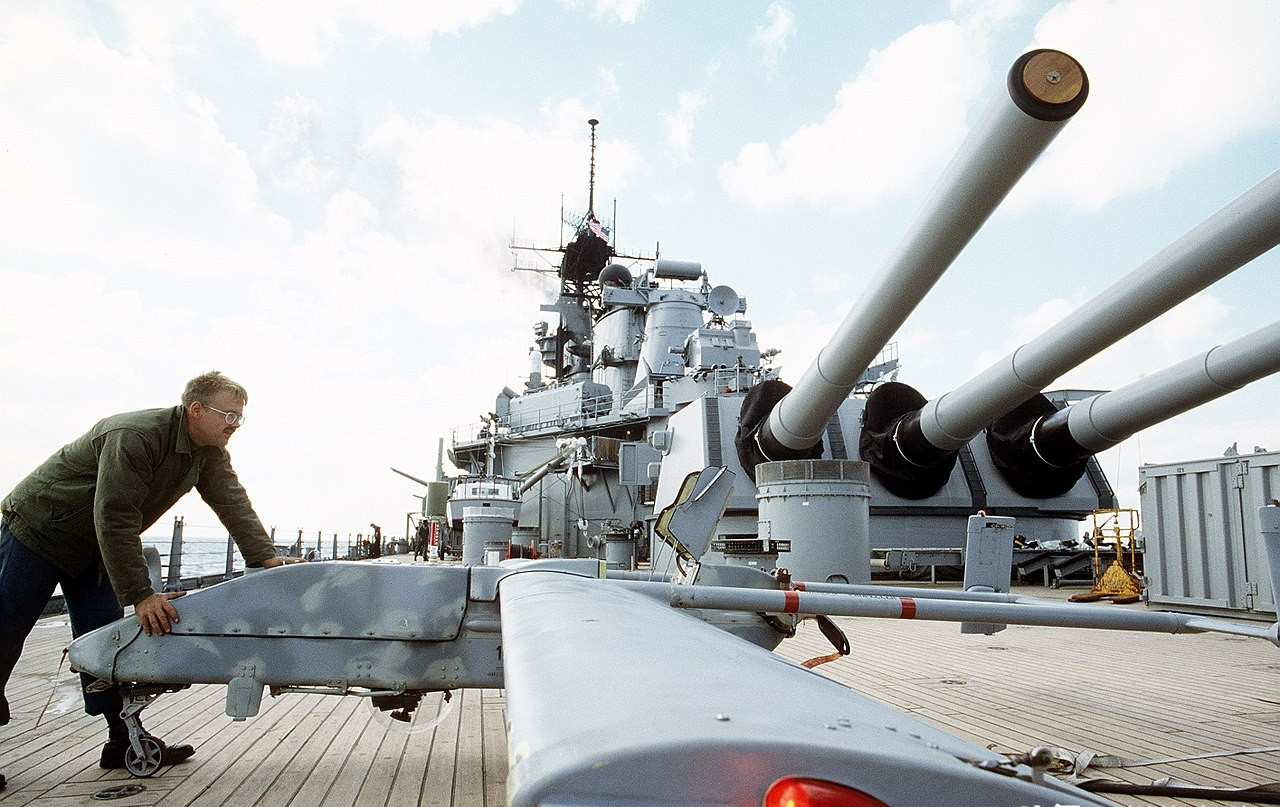 依阿华级战列舰在保持南达科他级防护水平的基础上重点提高航速,搭载