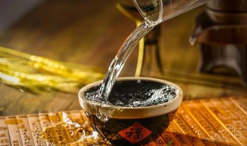 古人大碗喝酒,现代人小杯喝酒,两个时代的酒到底有何区别?