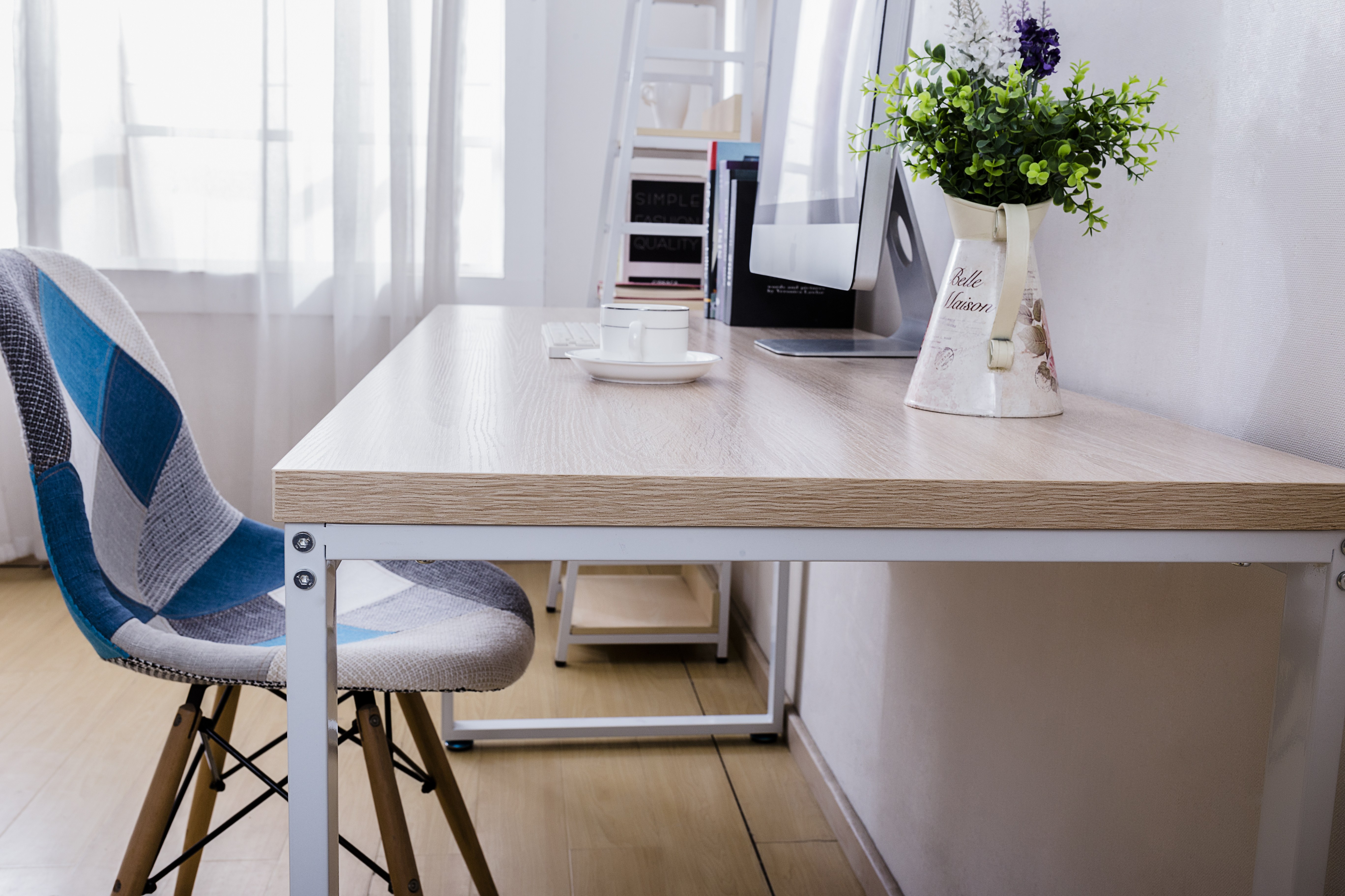 家庭必备的家用电器,电脑需要搭配相适宜的电脑桌,放置在您的房间中