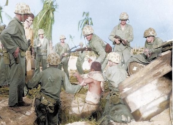 太平洋战场,美军陆战队员从地洞中抓出一名日军俘虏.
