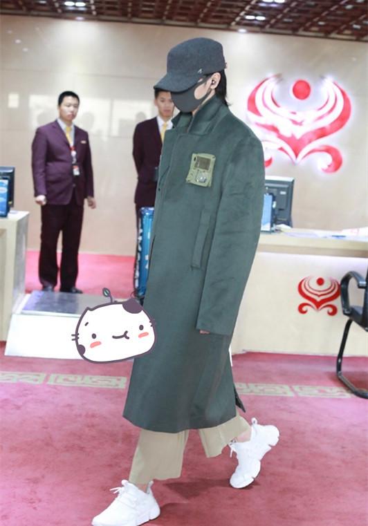 华晨宇来机场,穿这件外套真的超显矮,换一件吧!