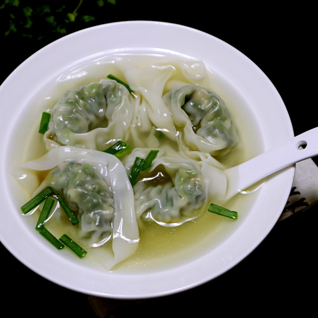 猪肉香菜馄饨,清清爽爽,肉的鲜美兼着菜的香味,回味无穷