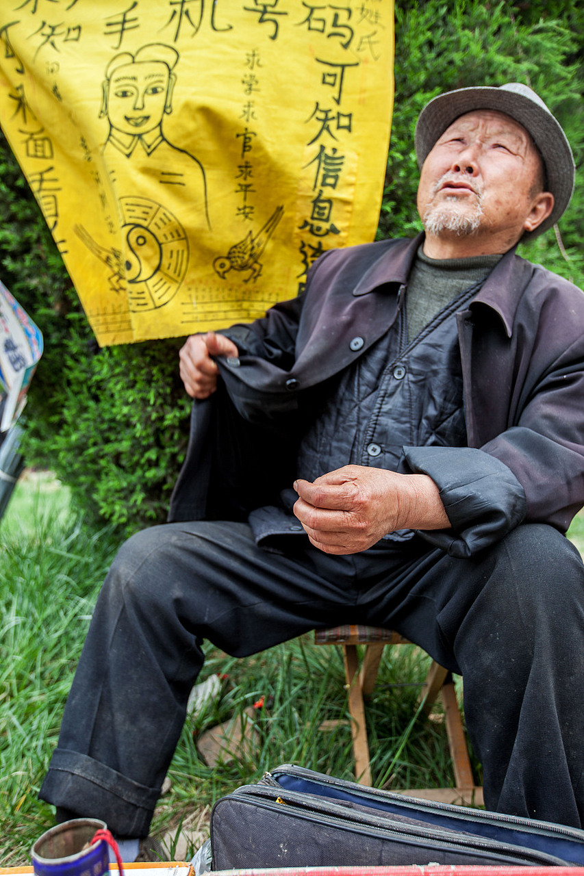 "老者狠狠地道:"你必死无疑!"两人争执不休.