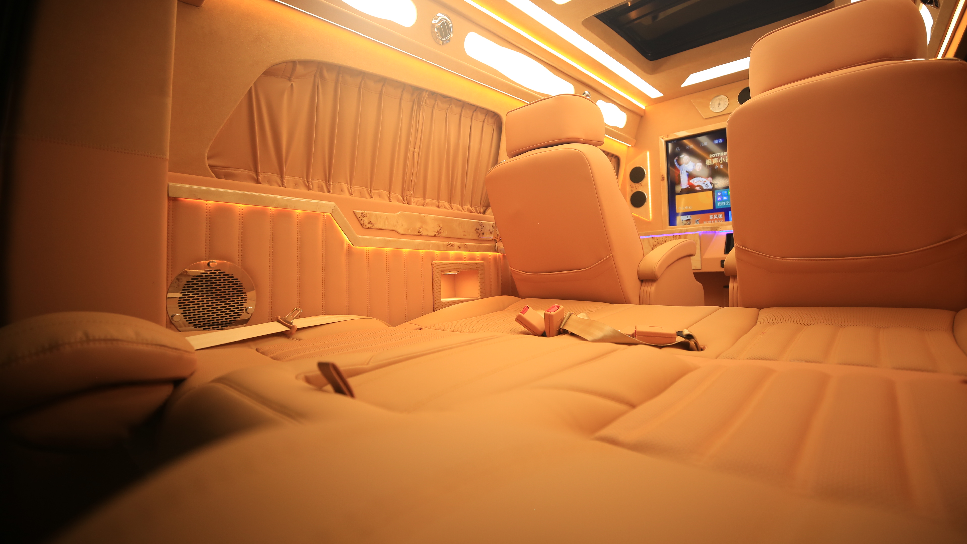 豪华改装奔驰威霆商务房车 价格优势体现一览无遗