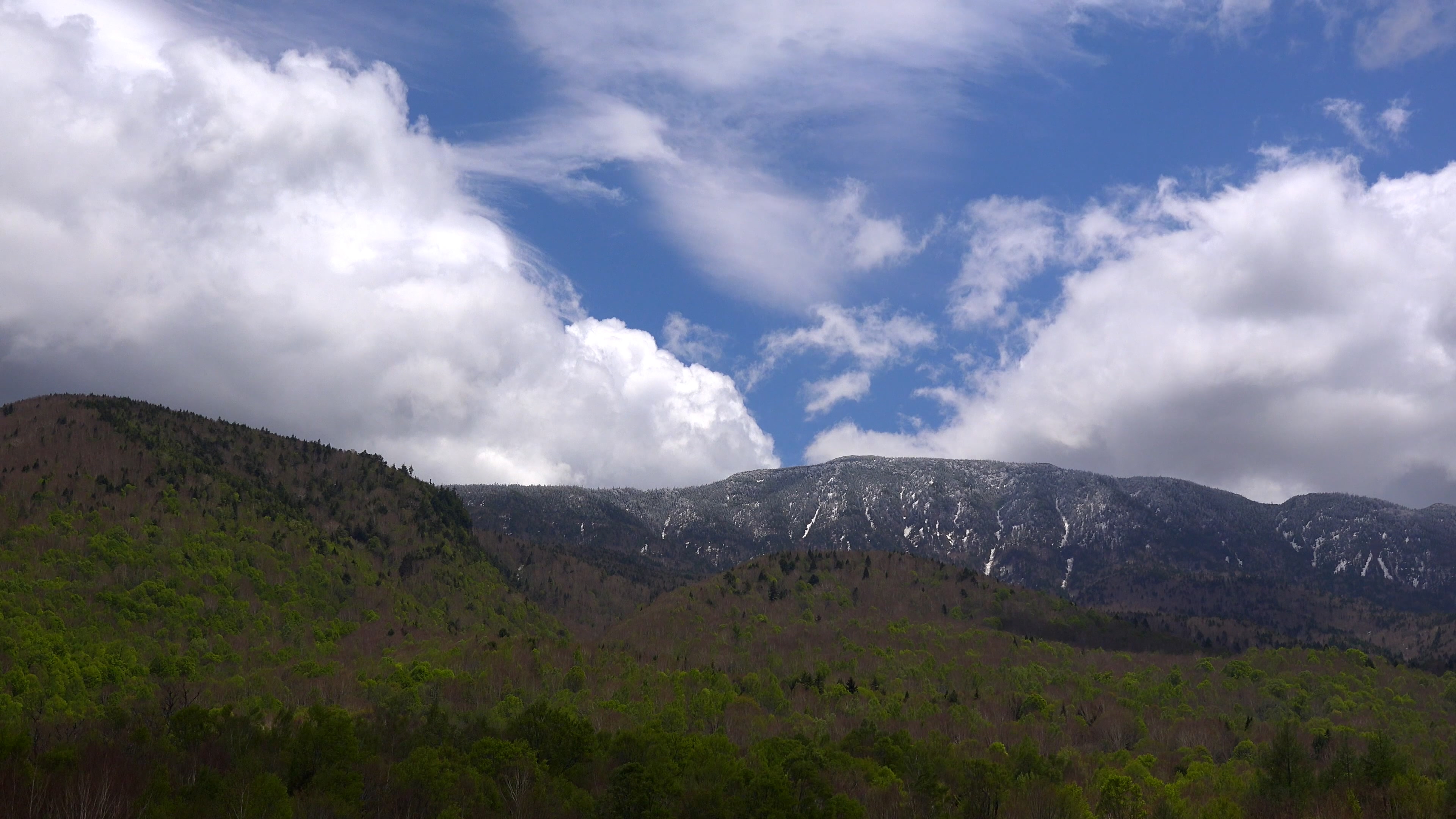 藍天白雲和大山