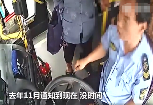 老人抢方向盘被拘，载近40名乘客的公交险撞花坛，为何不长记性