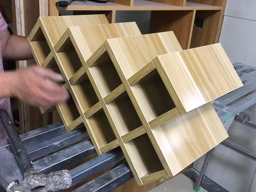 告诉你们一个秘密,酒柜要做那种活动网格的