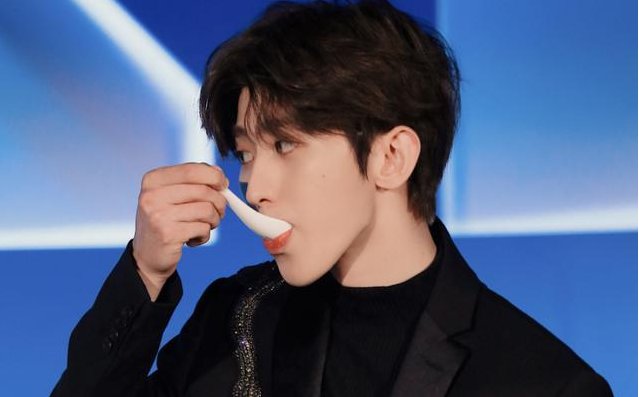 坤坤身材管理多严格? 足足"嚼97次"才吞一颗虾饺, 网友: 鸡你太美!