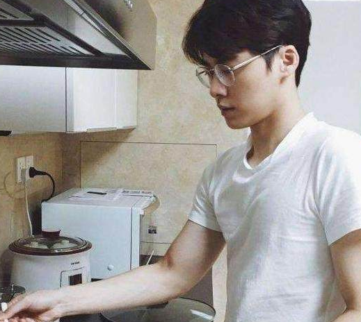 晒晒李易峰一家人住的房子,家里最多就是鞋子,钱都拿来买鞋了