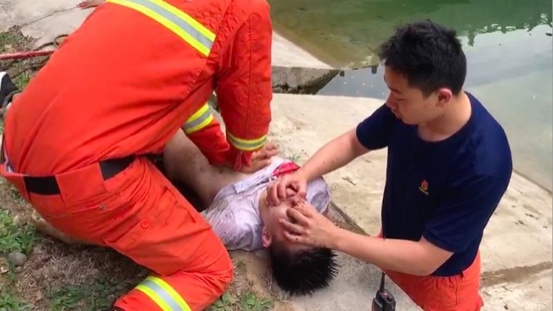 与死神赛跑 男子跳河溺水