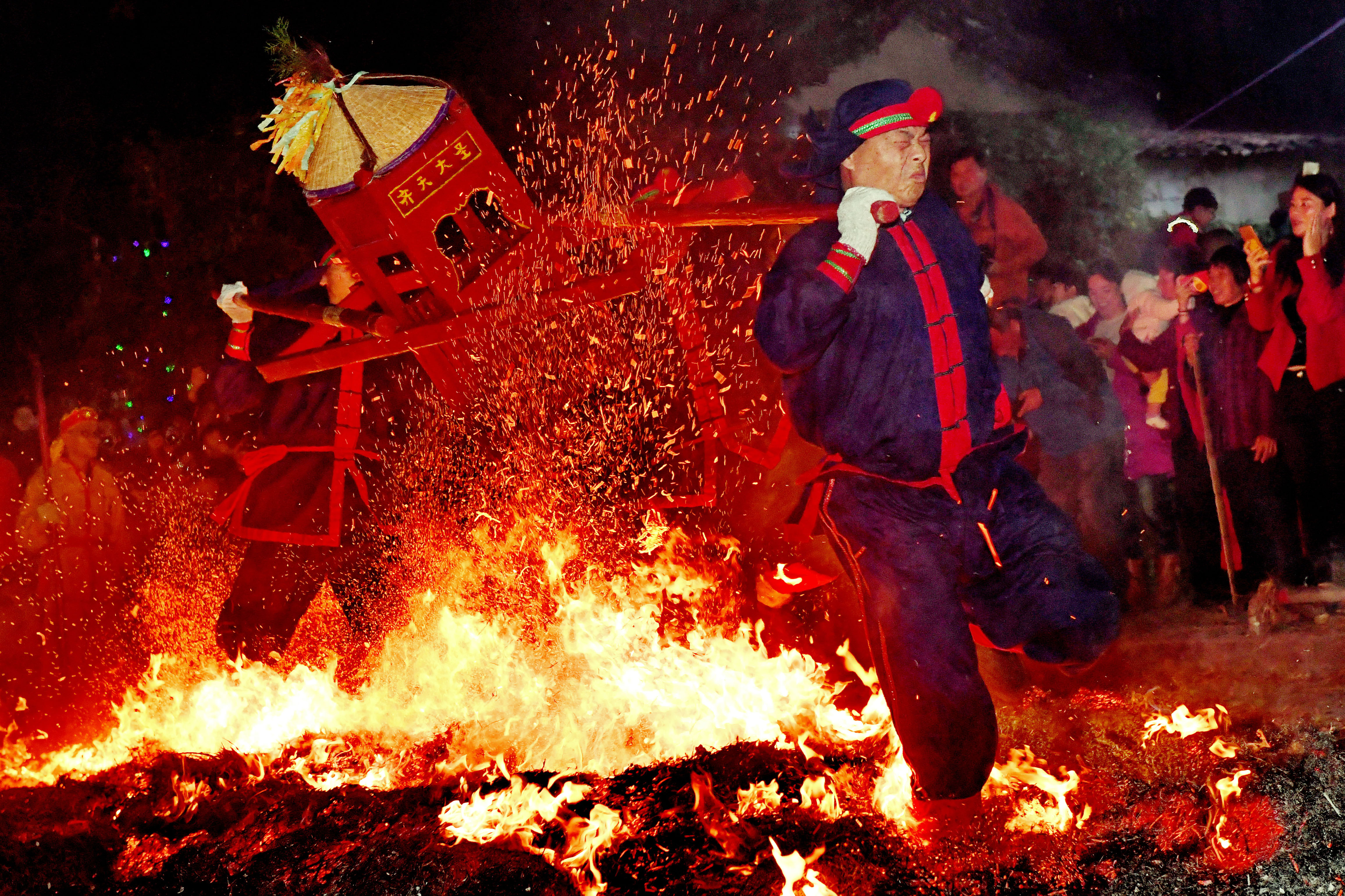 福建莆田:"摆棕轿跳火"迎春祈福