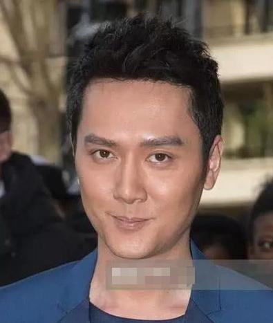 外媒镜头下的男星:李易峰脸型奇怪,吴亦凡脸太白,王俊凯像uzi