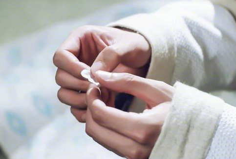 简直是逆天的修长,很多女生的手都没有这样精致,这双手可以让很多女生