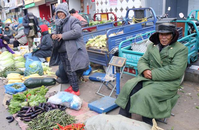 街边卖菜卖水果的农村老人,看着很可怜,其实背后套路很多