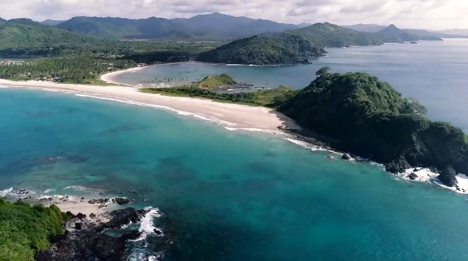 在班乃岛西部山地还隐藏着几条美丽的小河和稍微有落差的瀑布,这里就