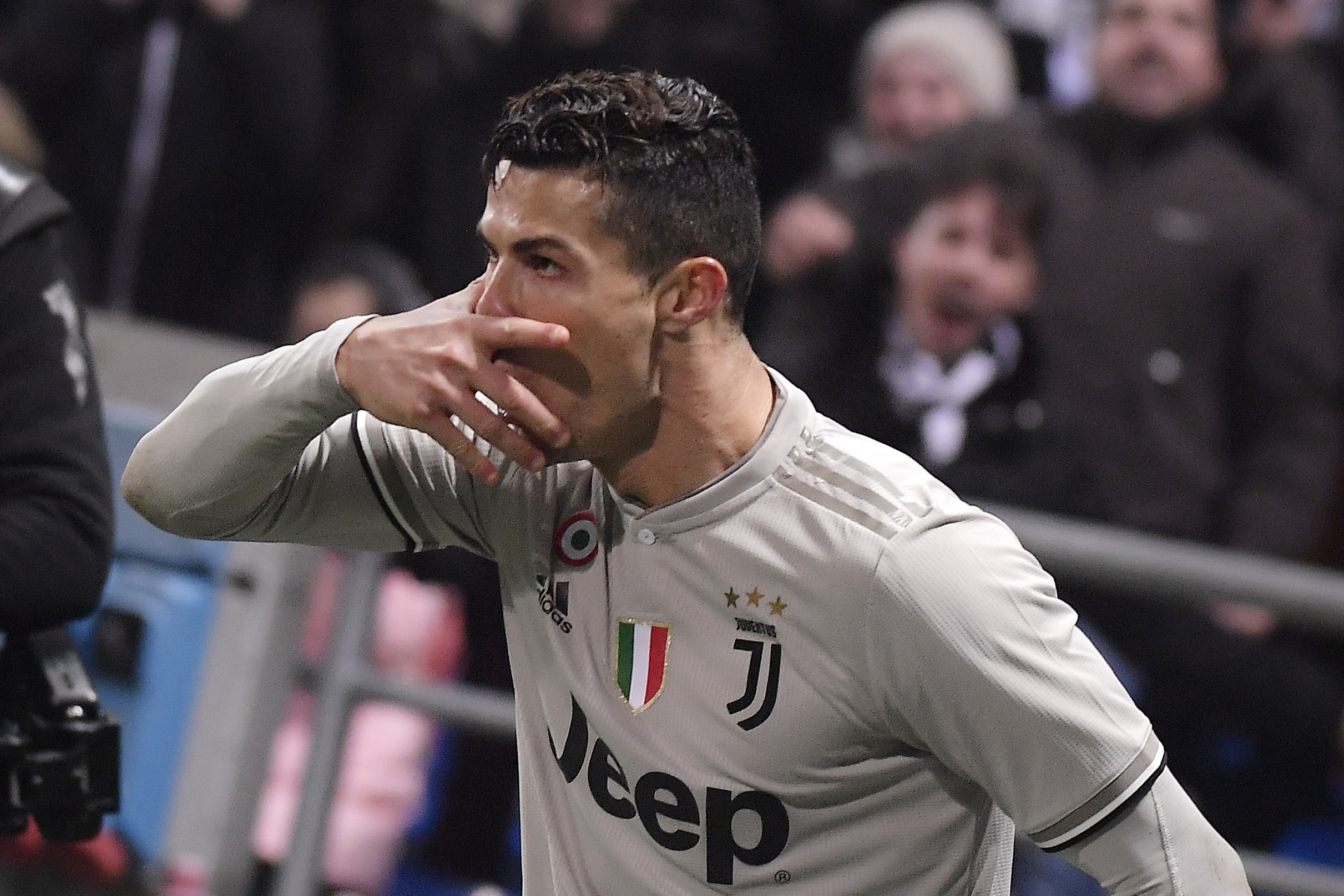 2月10日,尤文图斯队球员克·罗纳尔多在比赛中庆祝进球.