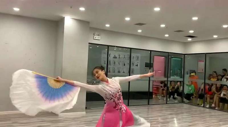 中国扇子舞,优秀的舞者,身姿曼妙,韵味无穷!,舞蹈,艺术舞蹈,好看视频