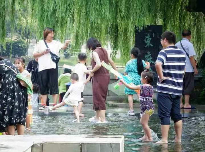 持續噴湧的章丘百脈泉公園,是孩子們戲水納涼的好地方