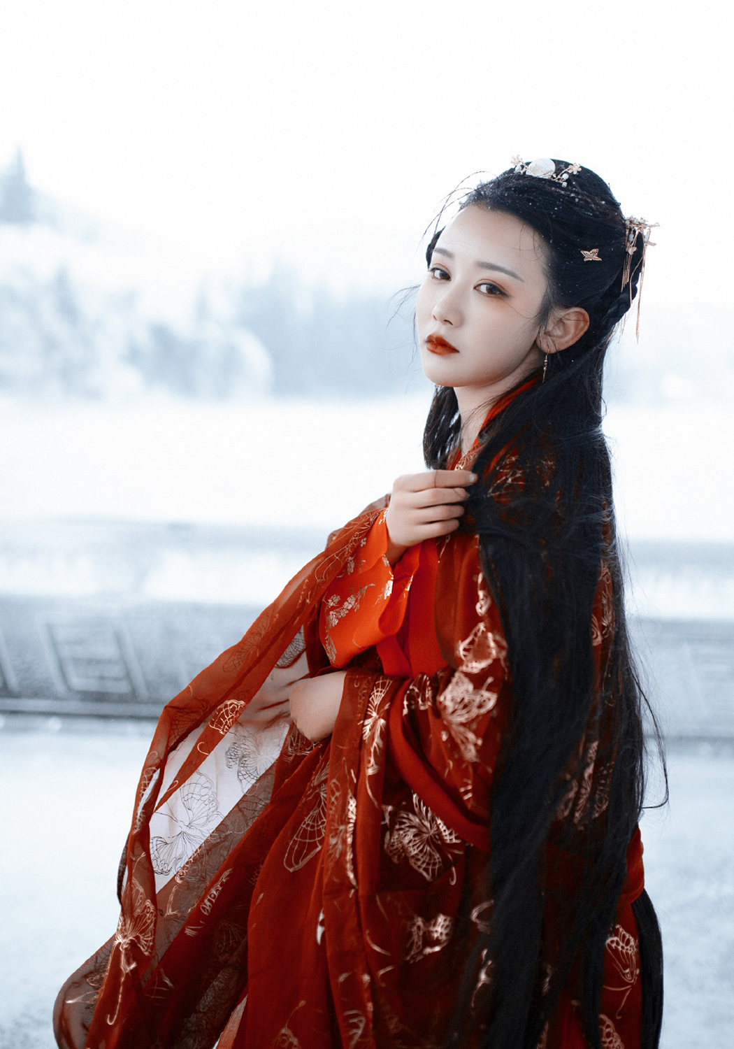 古风小姐姐:君埋泉下泥销骨,我寄人间雪满头