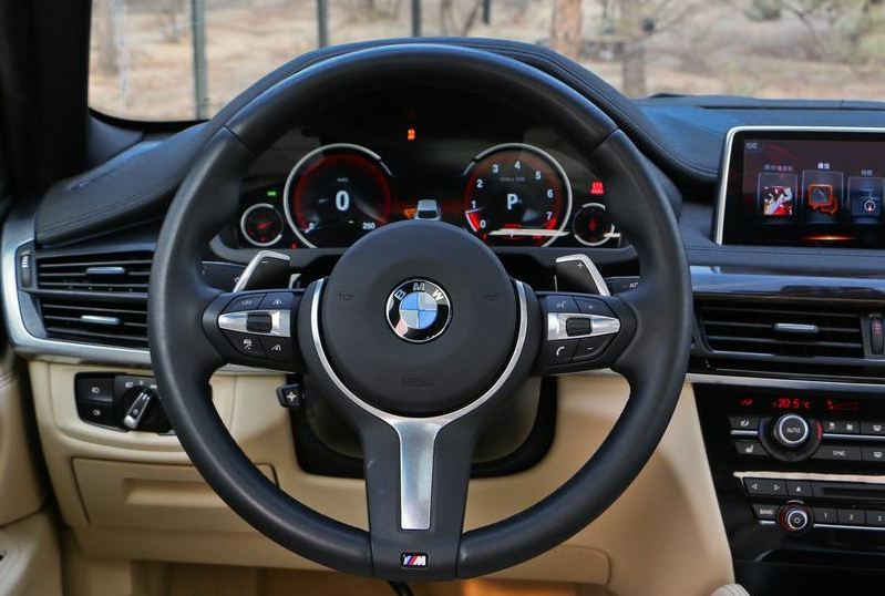 宝马x6方向盘操控较好,这个车比较好开,自动驻车功能很实用,操控方面