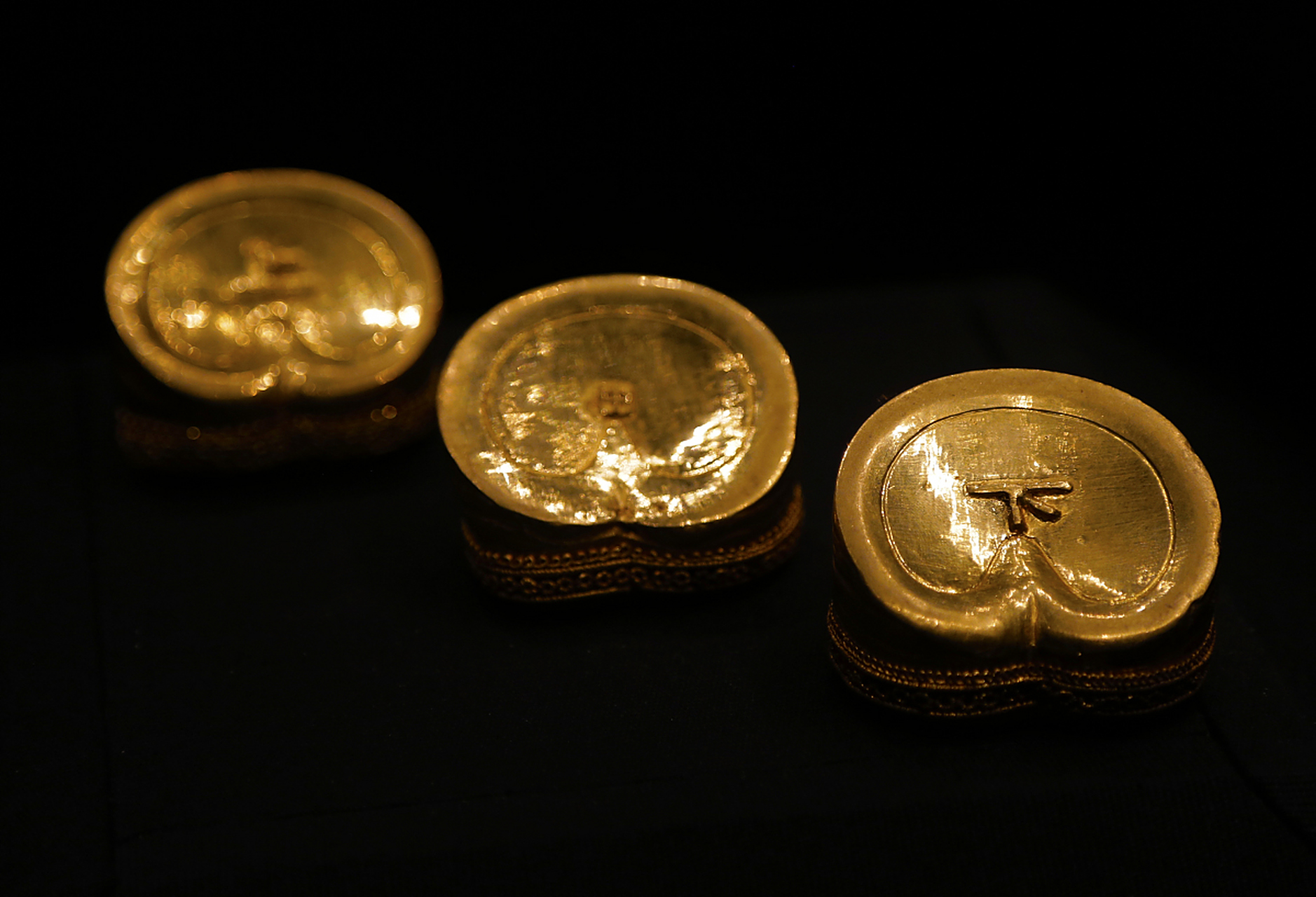 文物#   这是海昏侯墓出土的一组黄金制品.