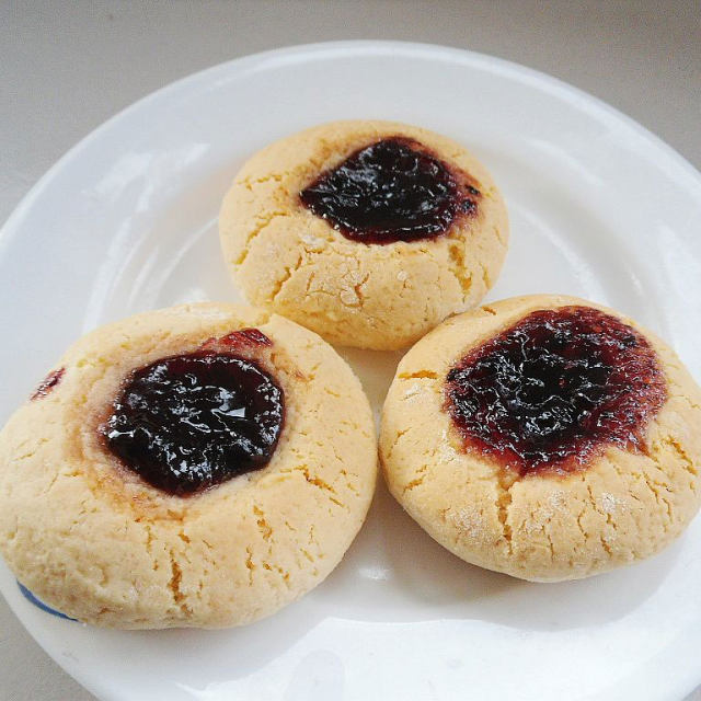 蓝莓酱饼干,酸酸甜甜,入口即化,好吃停不下来