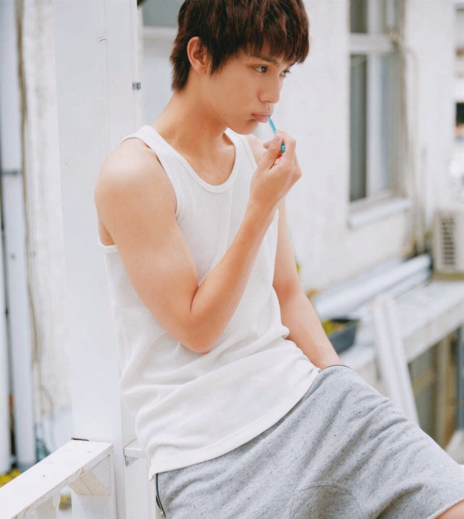 日本小鲜肉中川大志拍摄了一组居家写真