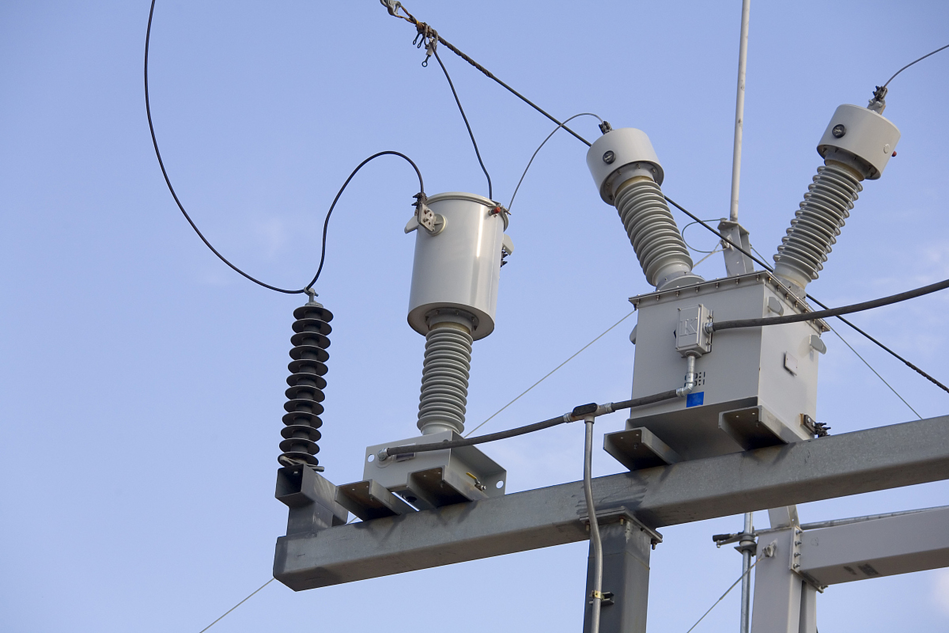 为什么要在电力电容器与其断路器之间装设一组避雷器?