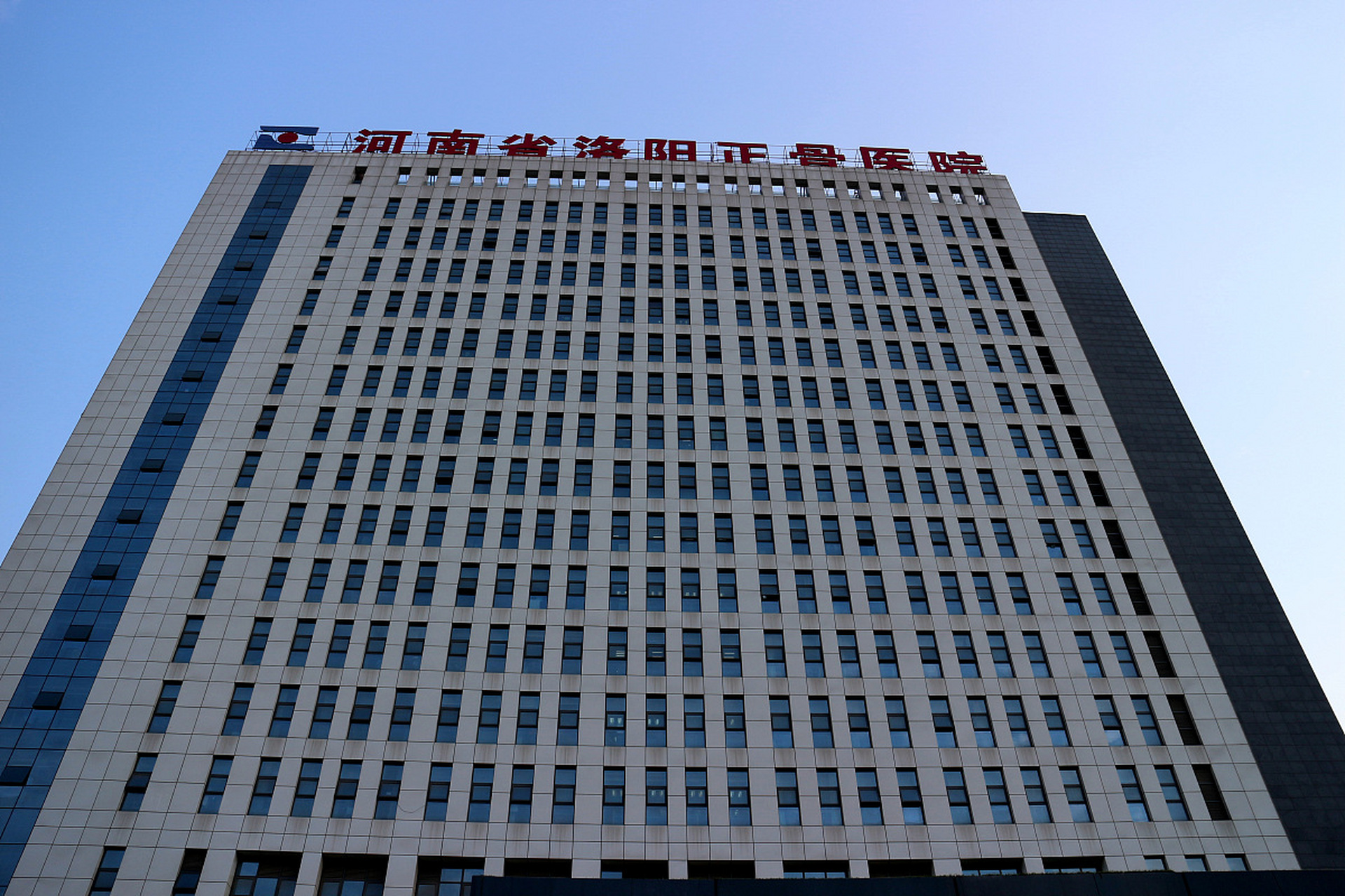 最近,洛阳市中心医院发生了一起坠楼事件,引起了广泛关注.