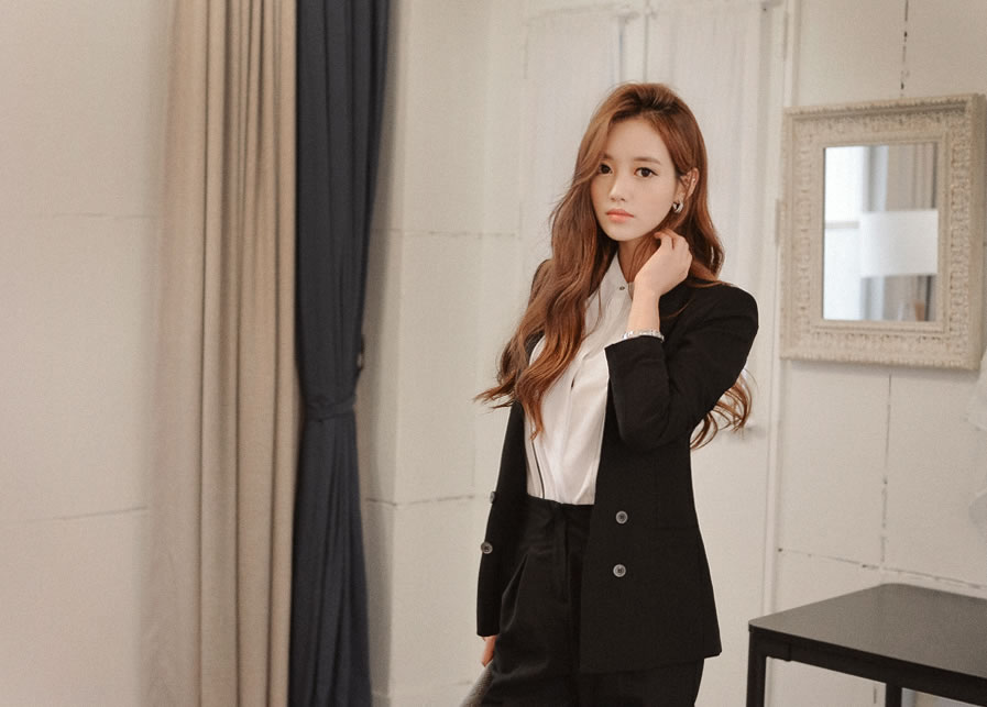 孙允珠白色衬衫配纯黑色职业西装