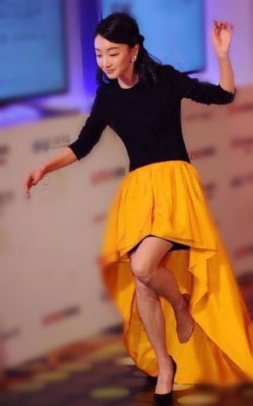 杨紫穿高跟鞋能摔倒,周冬雨穿高跟鞋能将鞋一脚踢飞