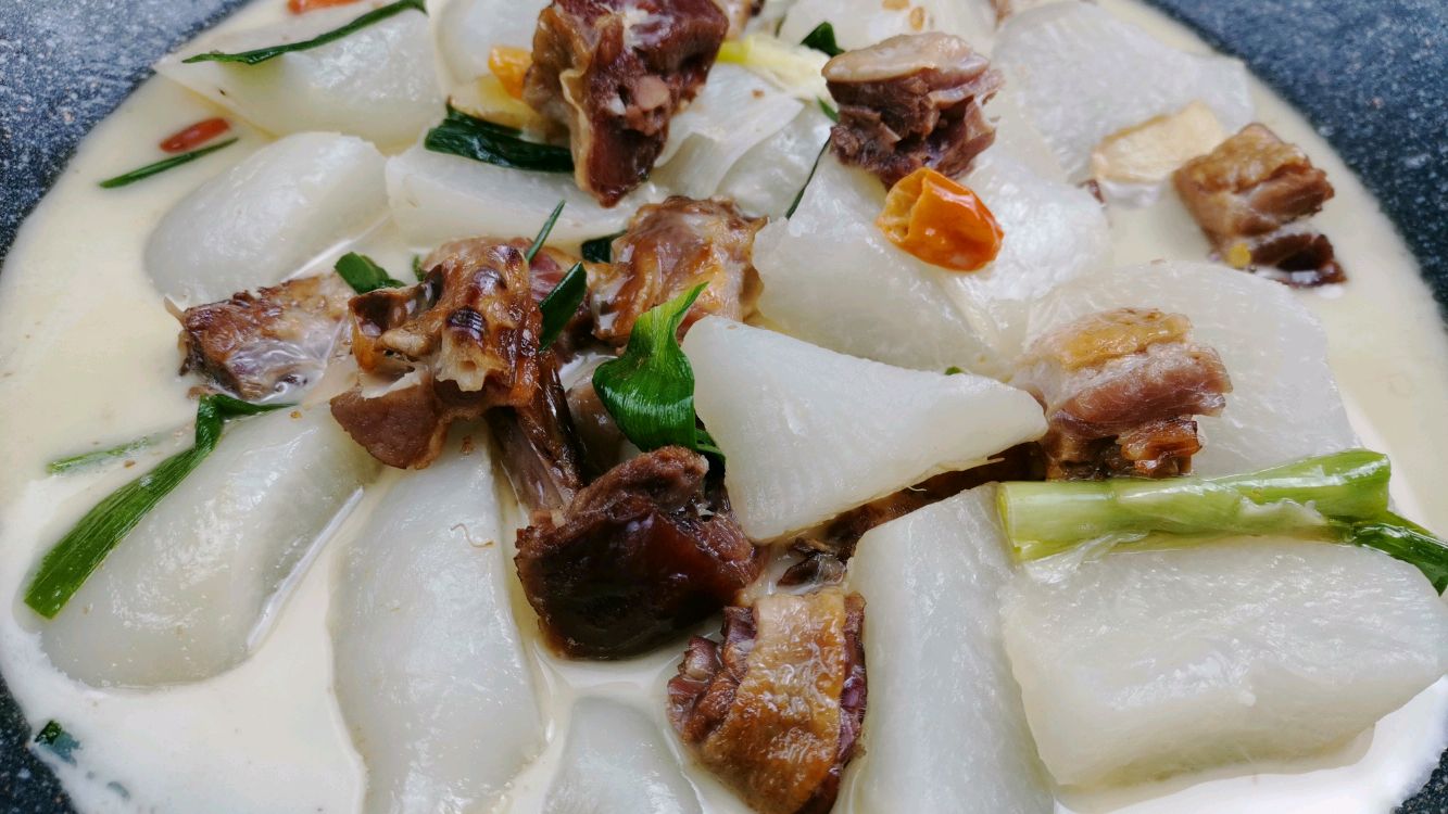 新手鸿的第22天:腊鸭腿居然还能做成“蒜苗辣椒腊鸭腿萝卜煲”?