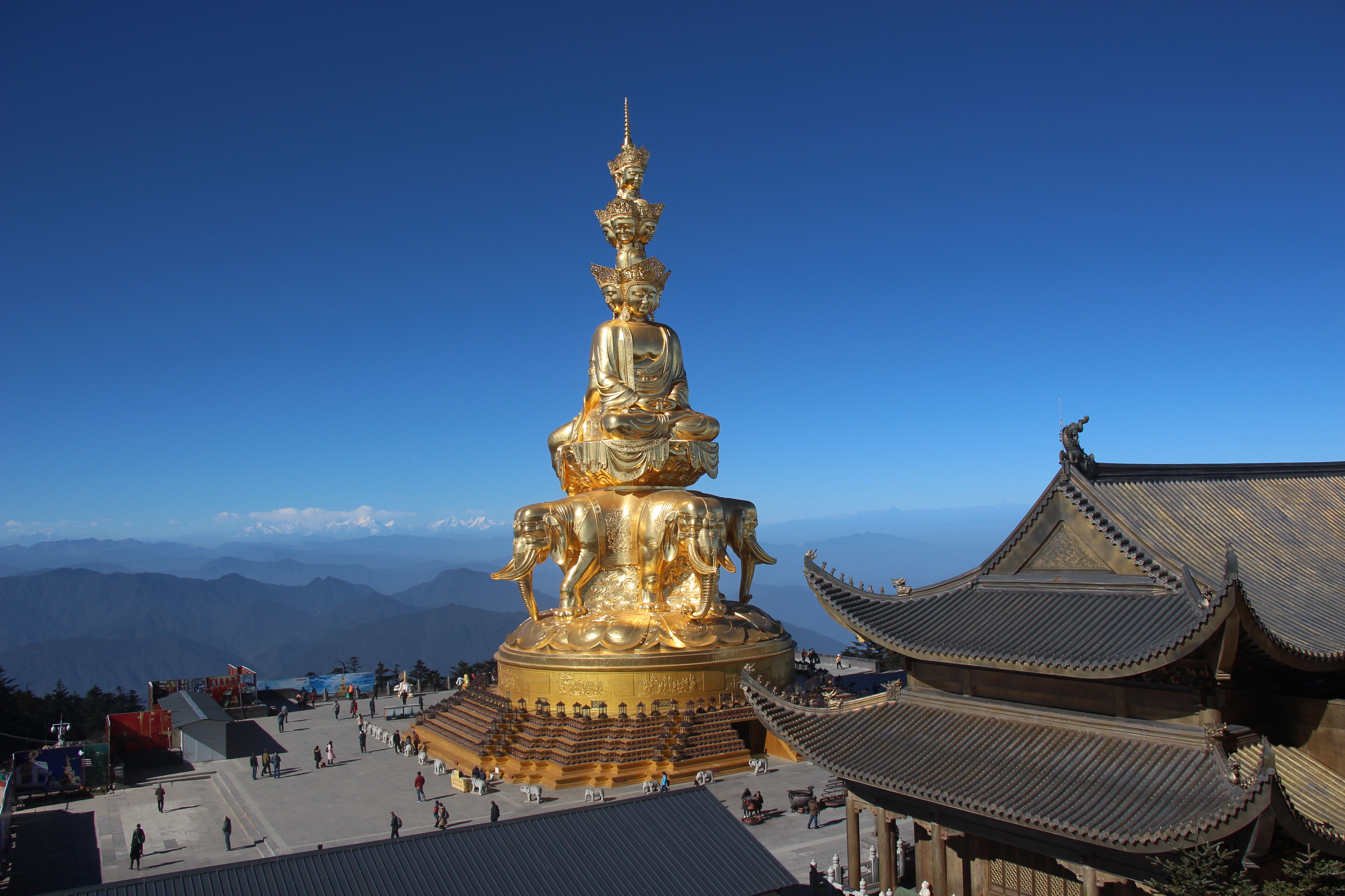 峨眉山最高峰图片