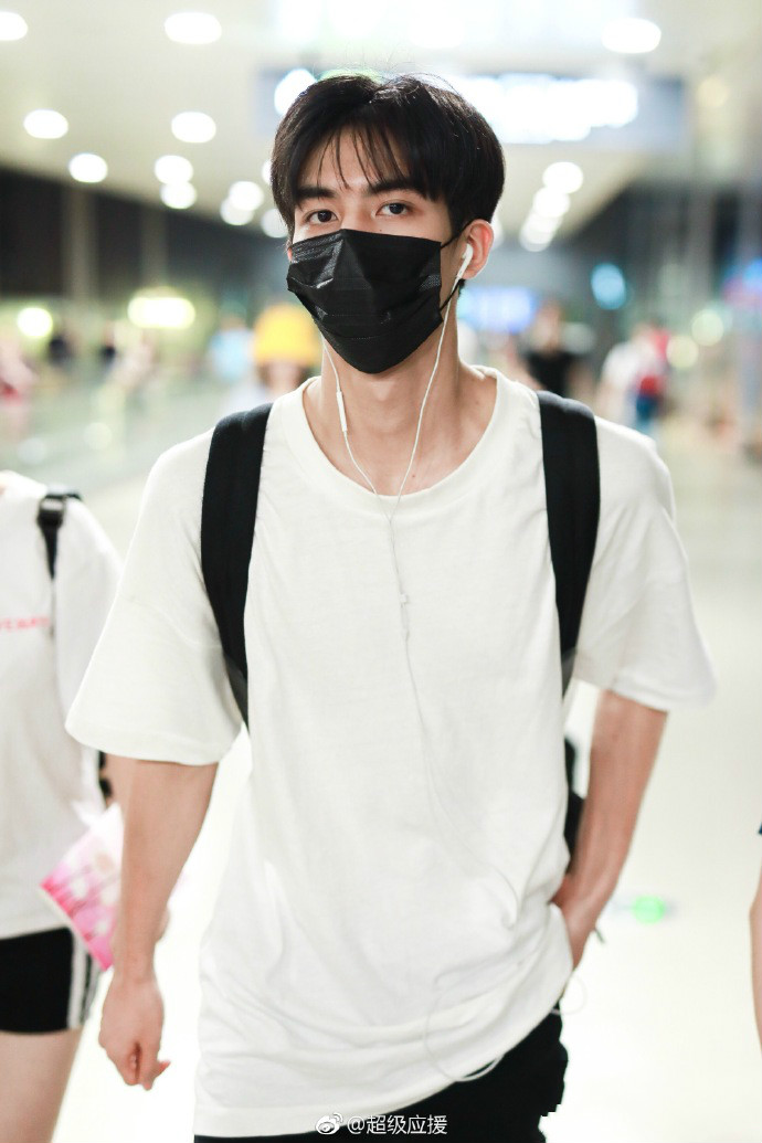 宋威龙口罩遮面穿白色t恤现身机场,是一个清爽帅气的白衣少年!