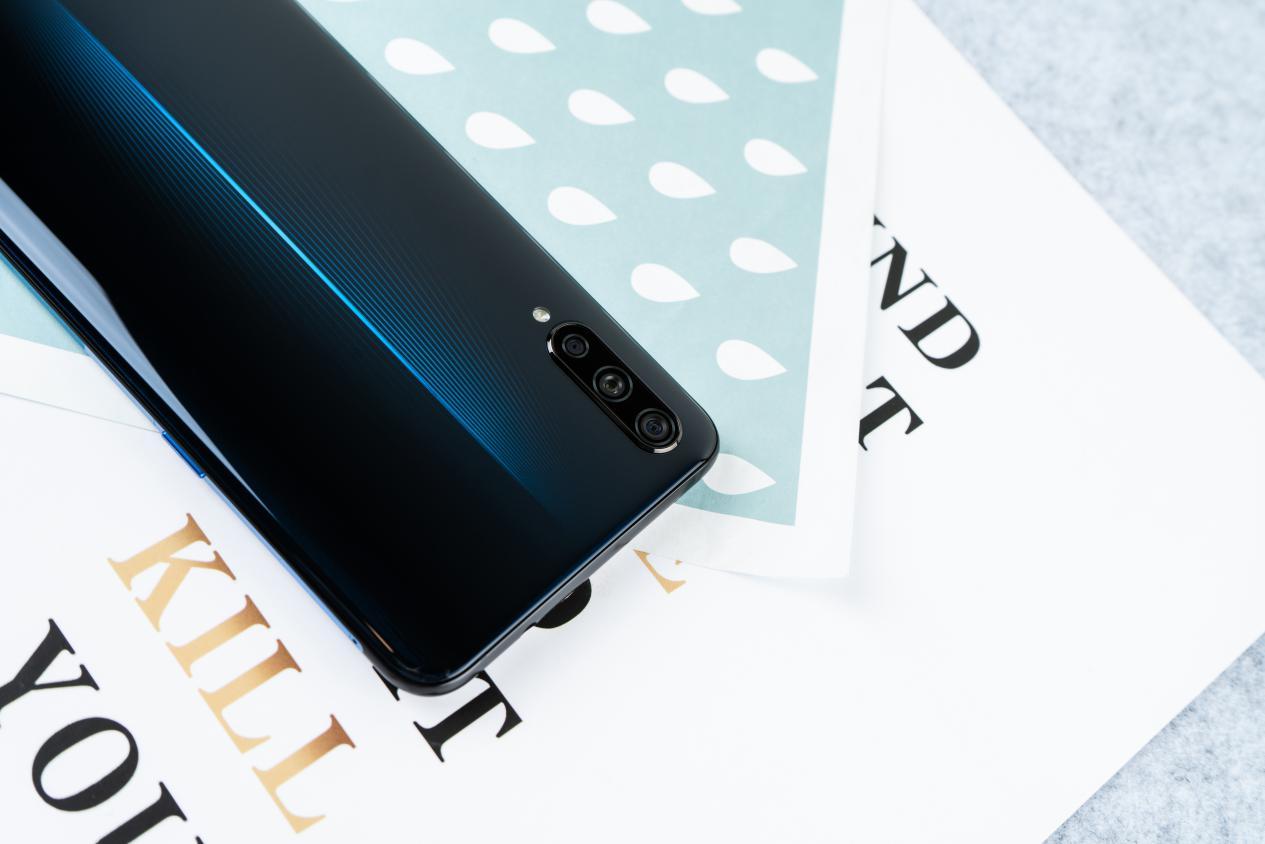 美感与速度的激情碰撞!iqoo电光蓝真机美图鉴赏