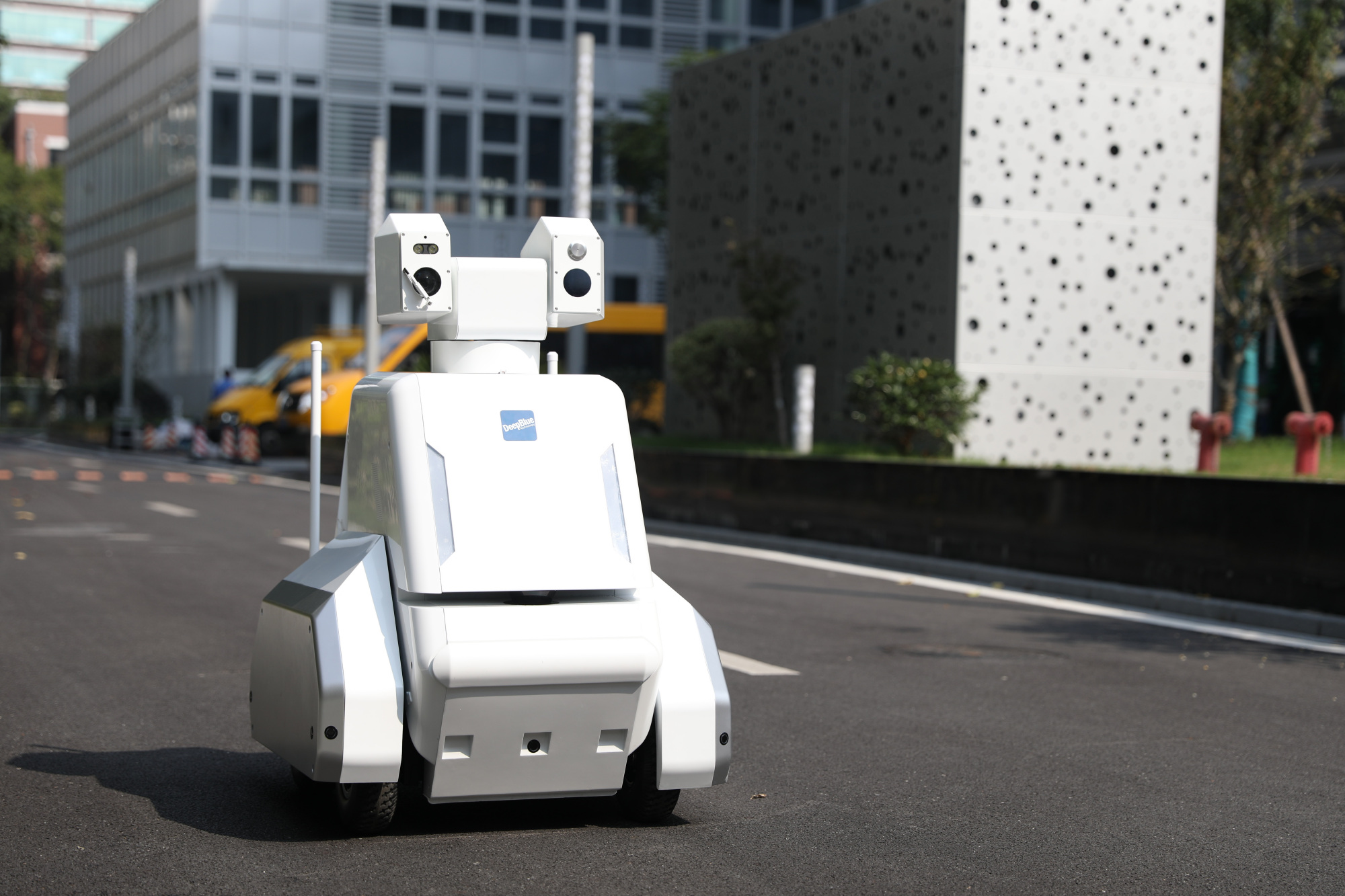 深兰科技ai安防机器人——瓦力16